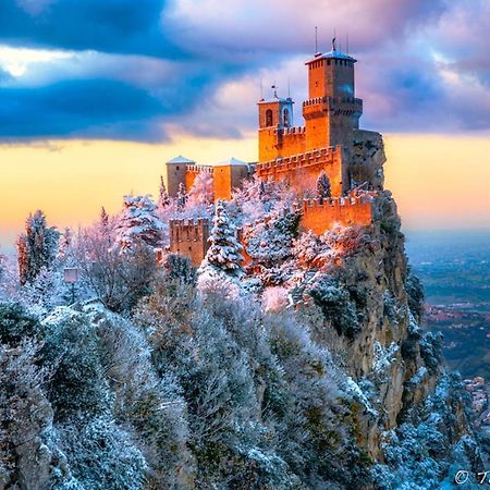 Hotel La Rocca Сан-Марино Экстерьер фото