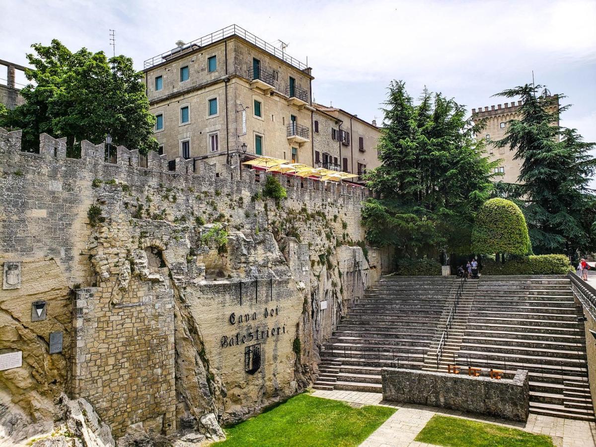 Hotel La Rocca Сан-Марино Экстерьер фото