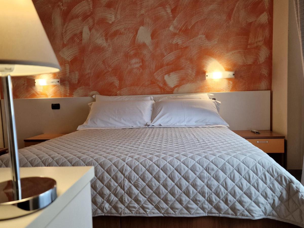 Hotel La Rocca Сан-Марино Экстерьер фото