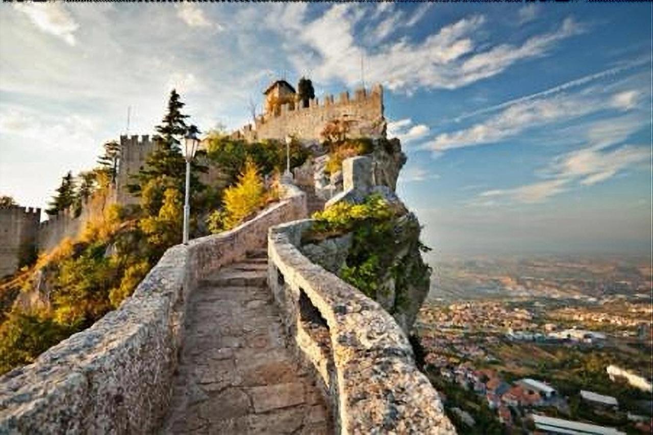 Hotel La Rocca Сан-Марино Экстерьер фото