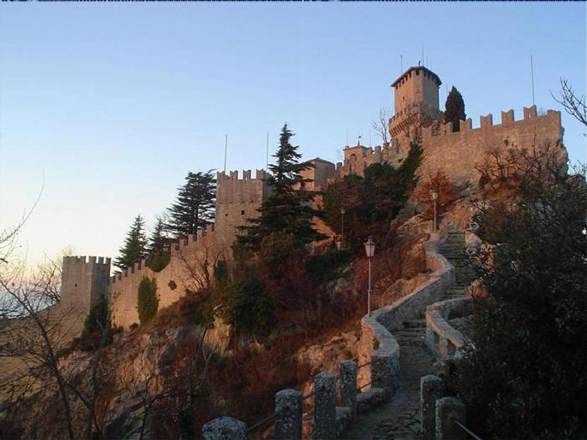 Hotel La Rocca Сан-Марино Экстерьер фото