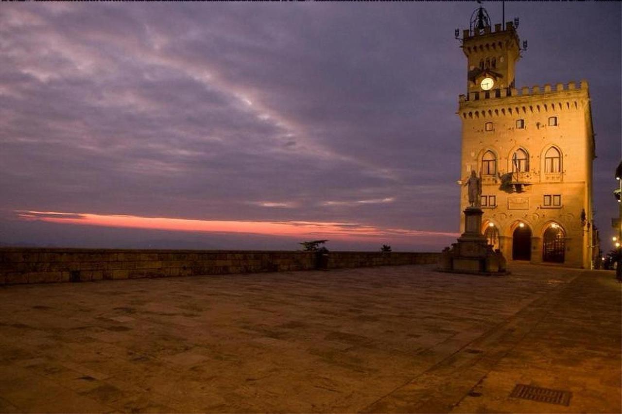 Hotel La Rocca Сан-Марино Экстерьер фото